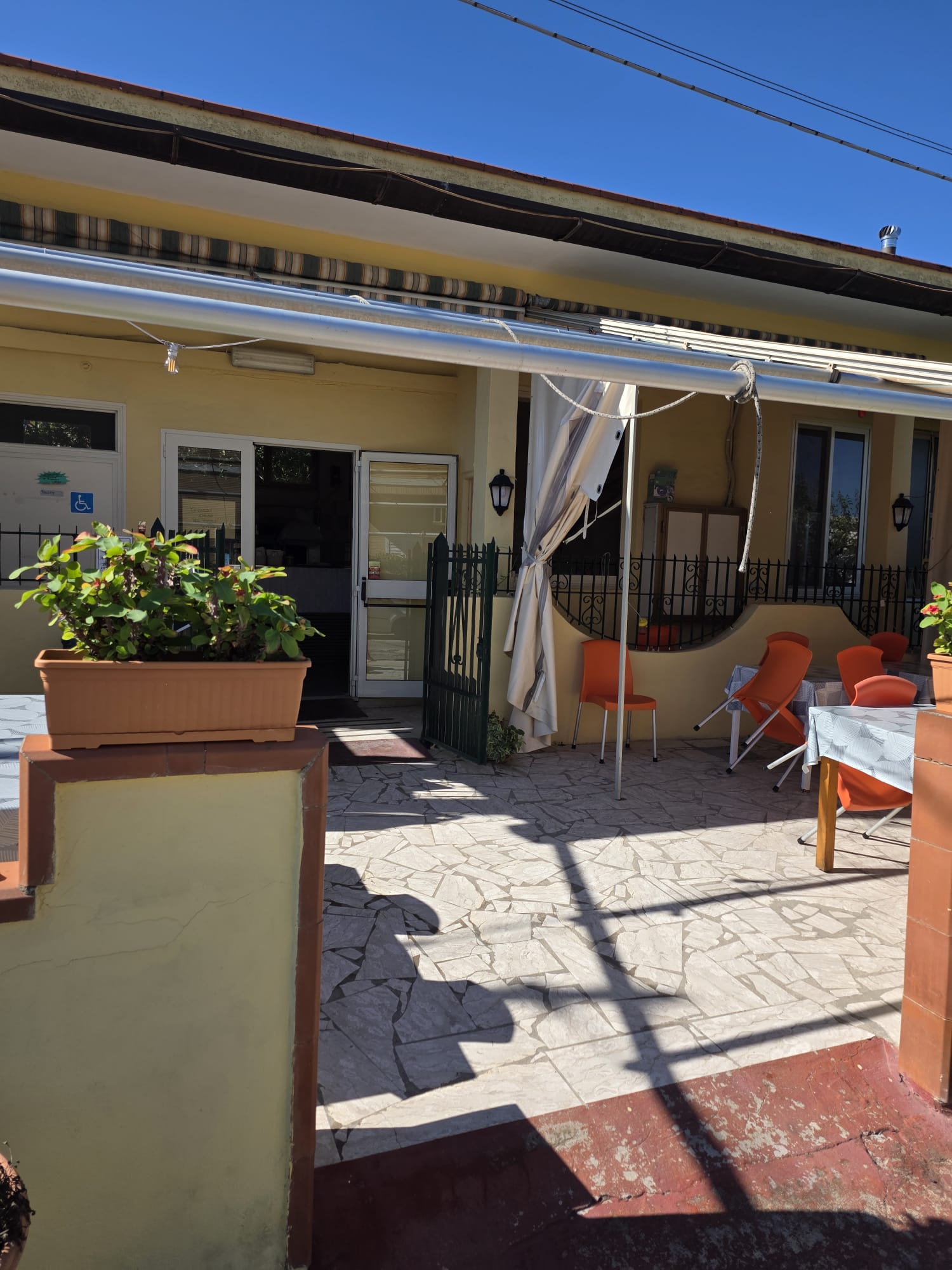 L'ingresso e i tavoli all'aperto di Al Sisto
